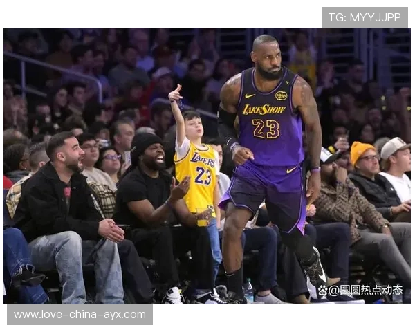 詹姆斯中路突破造成两罚全中，湖人逐渐锁定胜局